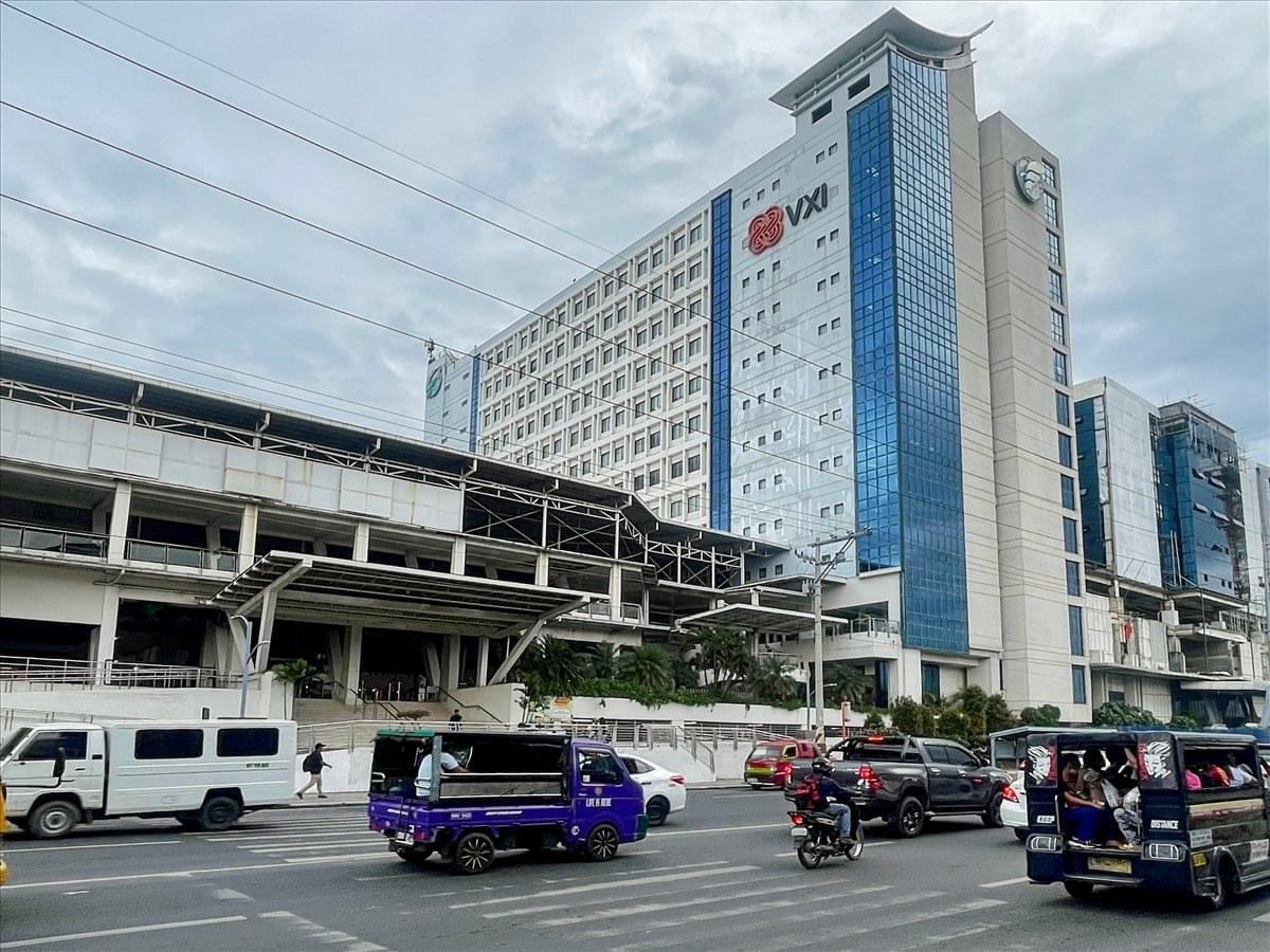 Exterior view of the multi-story glass and concrete facade of Felcris Centrale.