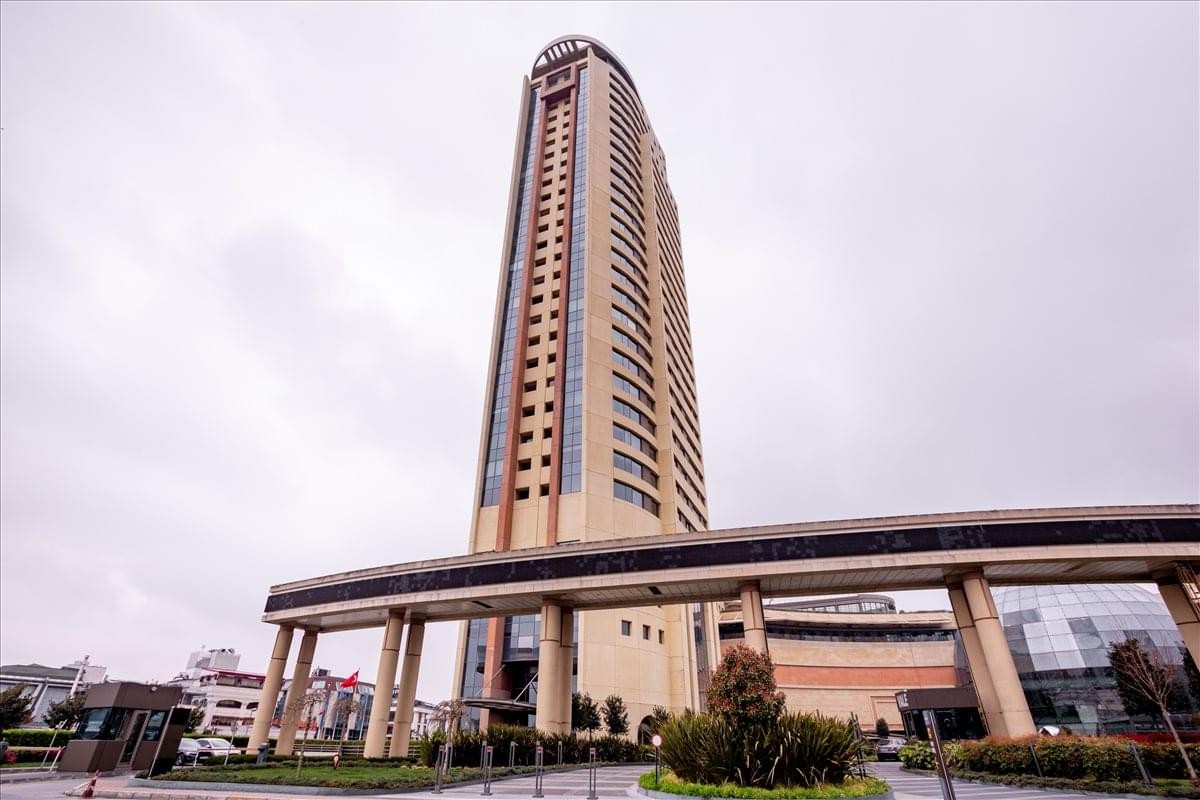 Exterior view of the tall, curved Palladium Ofis ve Residence Binası in Istanbul.