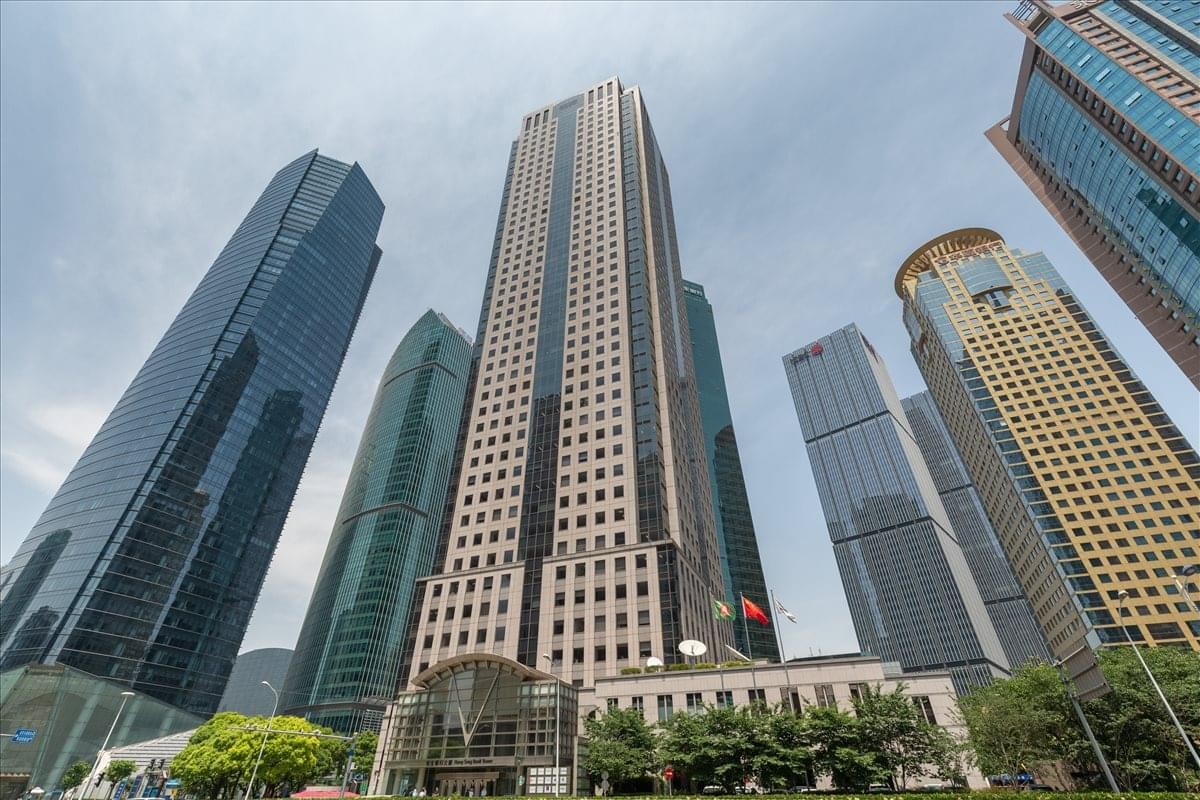 Exterior view of the towering skyscraper at Hang Seng Bank Tower.