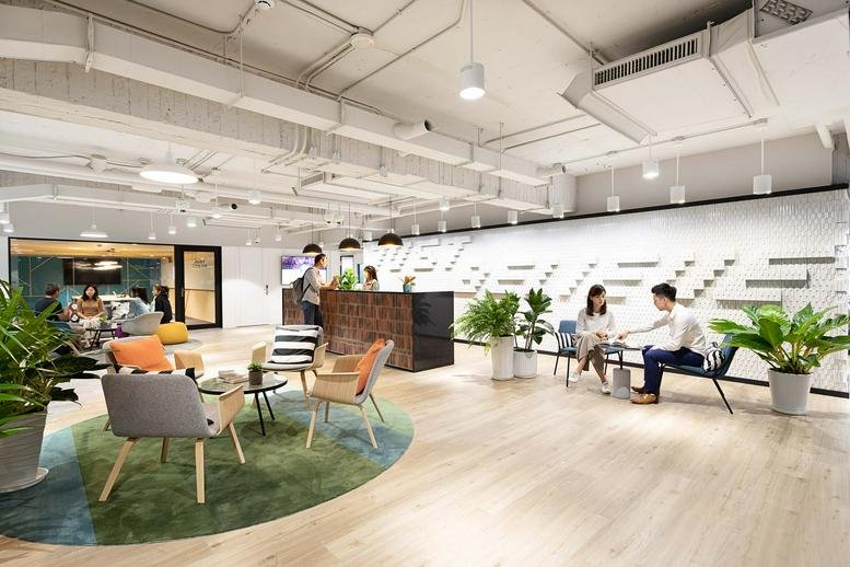 Spacious reception area at Hung Tai Financial Plaza with wood accents and modern lounge seating.