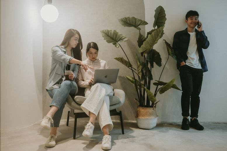 Spacious communal lounge at Jalan 27/70a, Desa Sri Hartamas, Kuala Lumpur with soft lighting and a large potted plant.