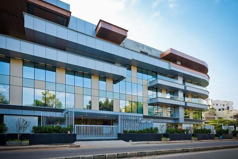 Exterior view of the contemporary glass and steel facade of Kaman Amaryllis.