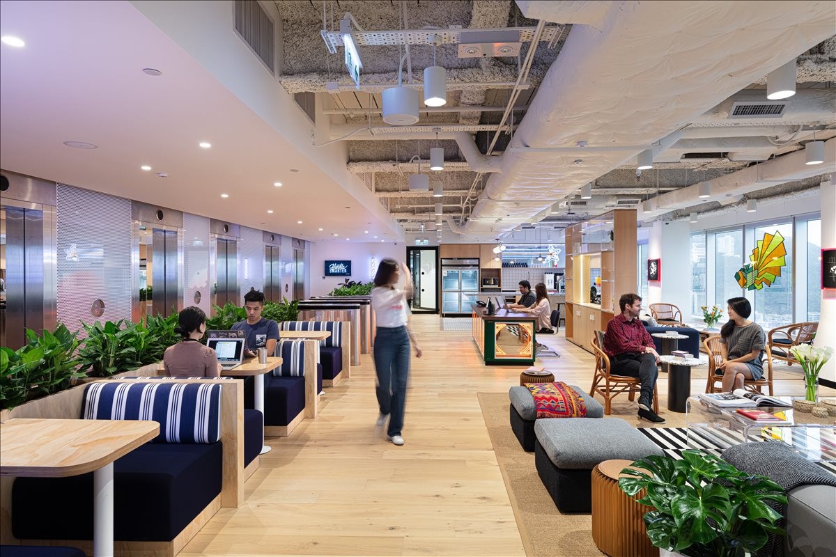 Spacious communal lounge at Lee Garden One, 46/F, 33 Hysan Avenue, Causeway Bay, Hong Kong.