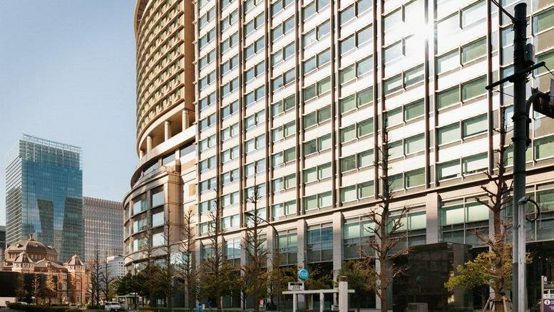 Exterior view of the glass-facade Marunouchi Kitaguchi Building 9F.