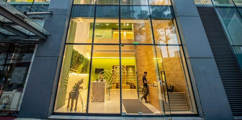 Exterior view of the glass entrance at No. 112, First Floor, Hejing Ruifeng.