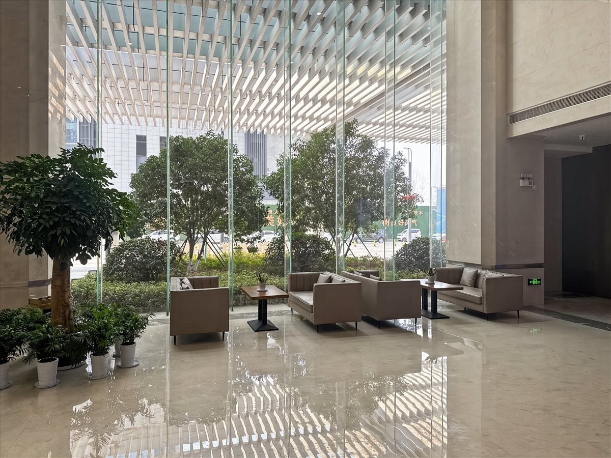 Bright, spacious building lobby at Building 1, Tongxiang, No. 133 Development Avenue, Jiaxing City.