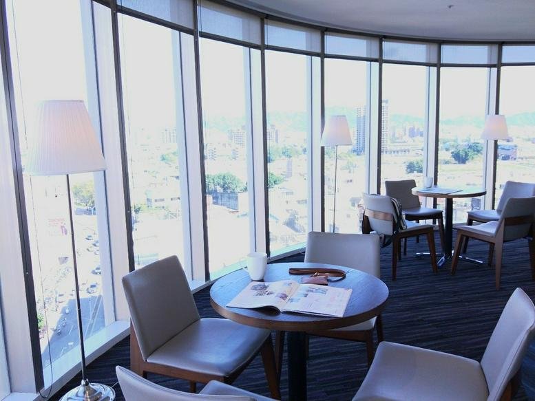 Lounge area at 186, Section 4, Fuxing Road with floor-to-ceiling windows and city views.