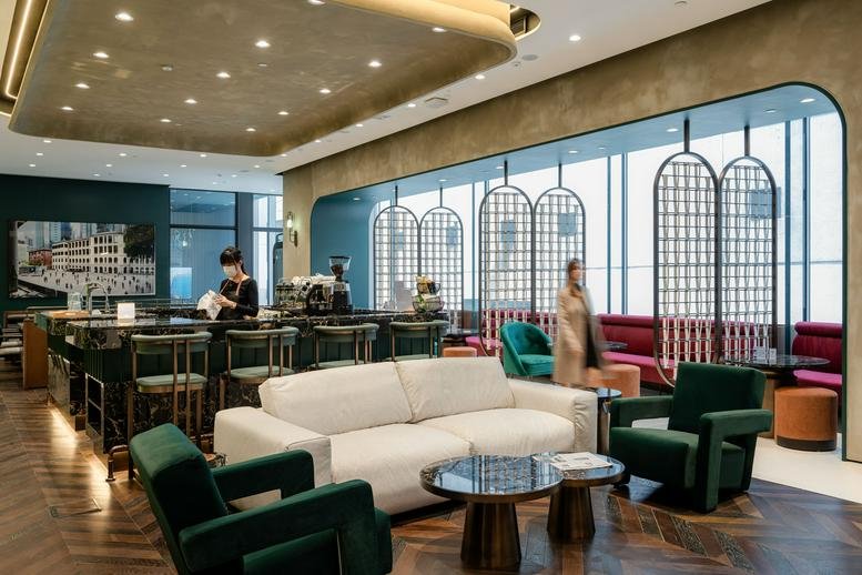 Spacious communal lounge at No. 28 Stanley Street, Floors 1-25 with plush seating and a stylish bar area.