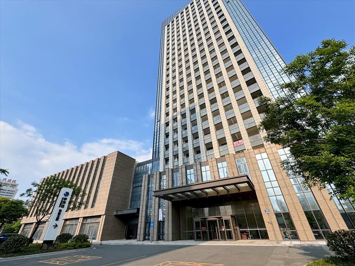 Exterior view of the high-rise Yuyangda Science And Technology Building facade under a clear blue sky.