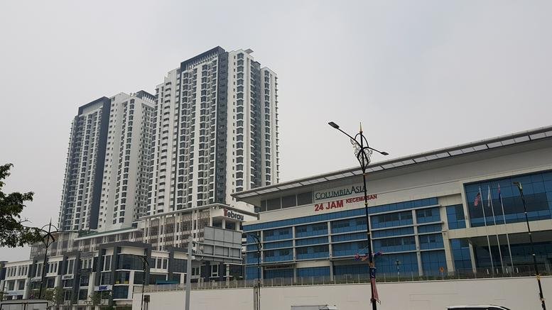 Exterior view of the modern high-rise towers at 1 Tebrau No. B03-13.
