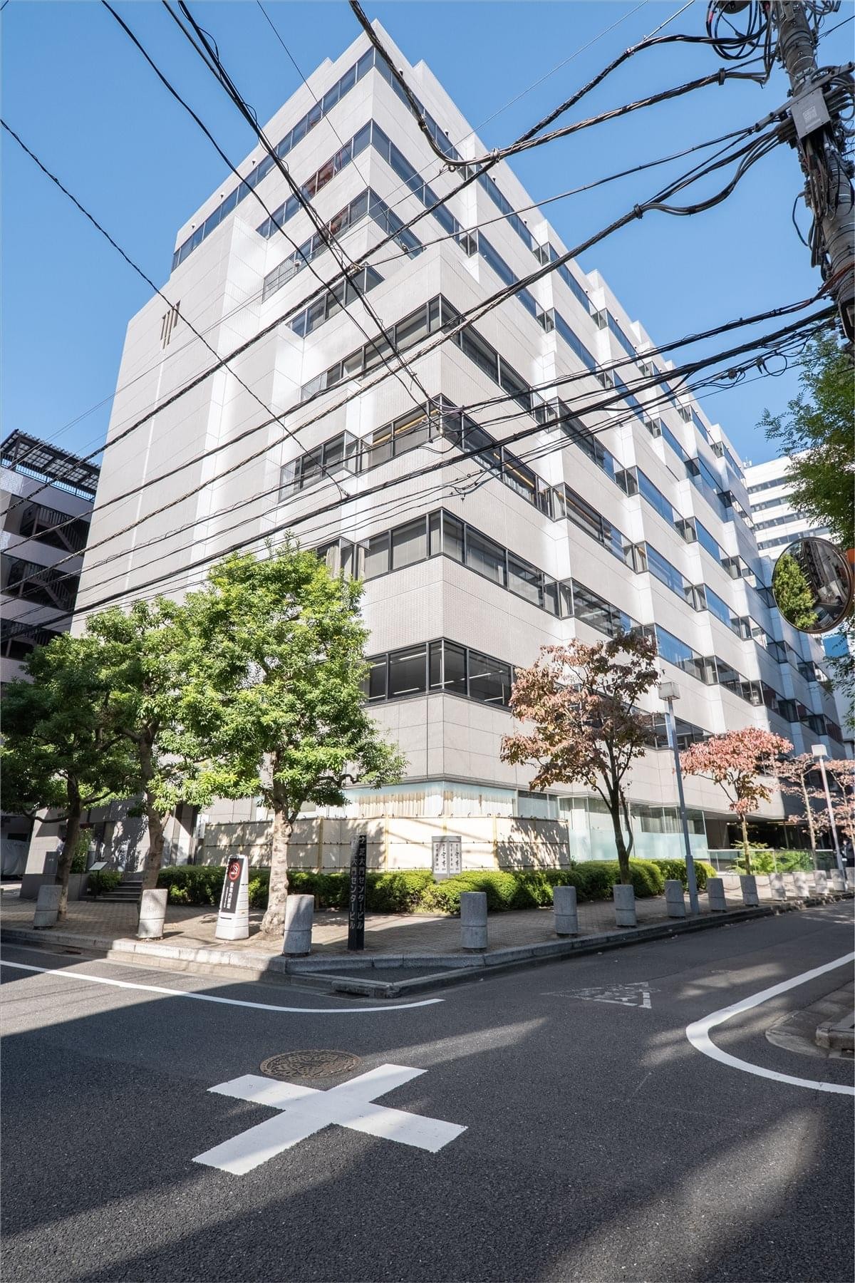 Spacious communal lounge and coworking area at 10F Shiba Daimon Centre with natural light and wooden floors.