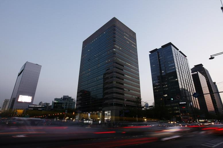 Exterior view of the glass-facade skyscraper at 149 Sejong-daero, Seoul.