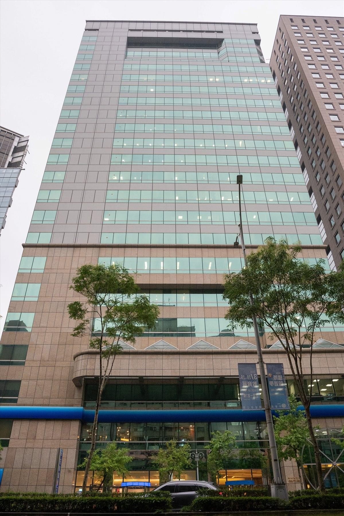 Open-plan office space at No. 460, Sec. 4, Xinyi Road, 18F, Xinyi District, Taipei, Taiwan.