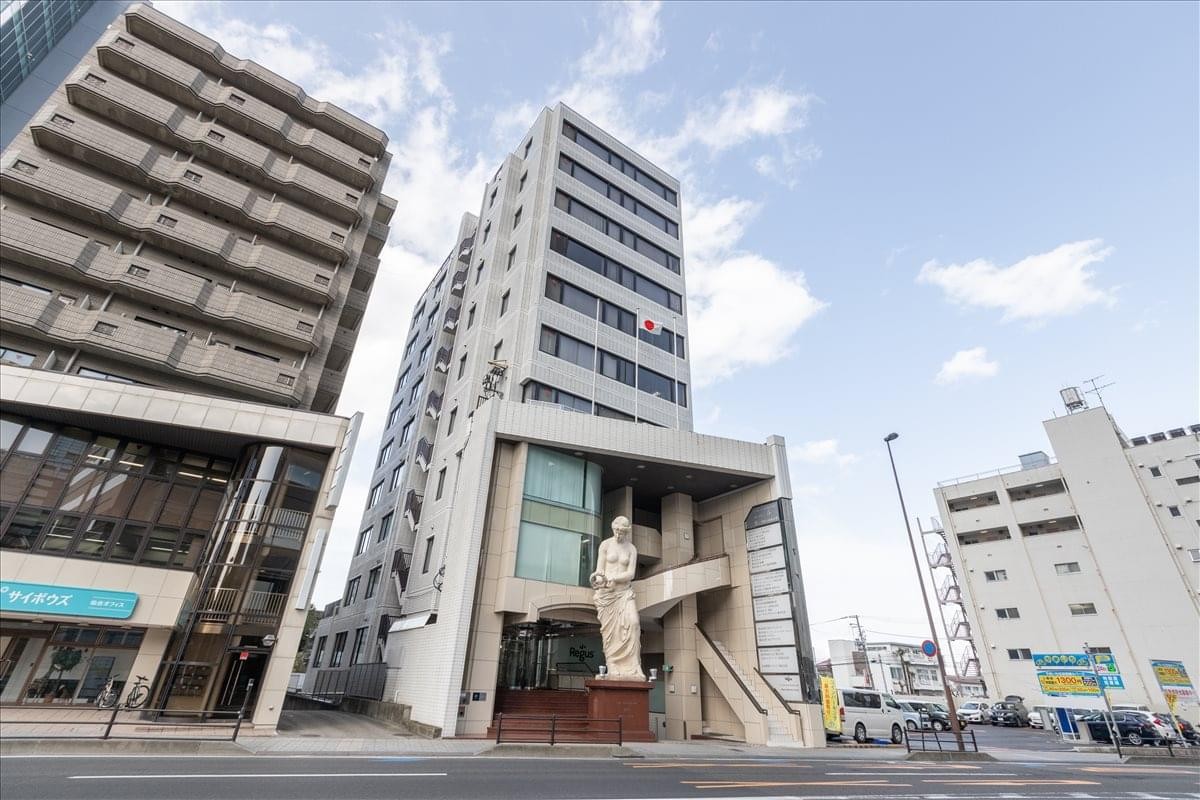 Exterior view of the Takanoboru 5 Building featuring a unique statue at the entrance.