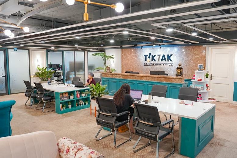 Spacious reception area at Hong Ha Center, 12th Floor, 25 Phố Lý Thường Kiệt with wood paneling and teal accents.