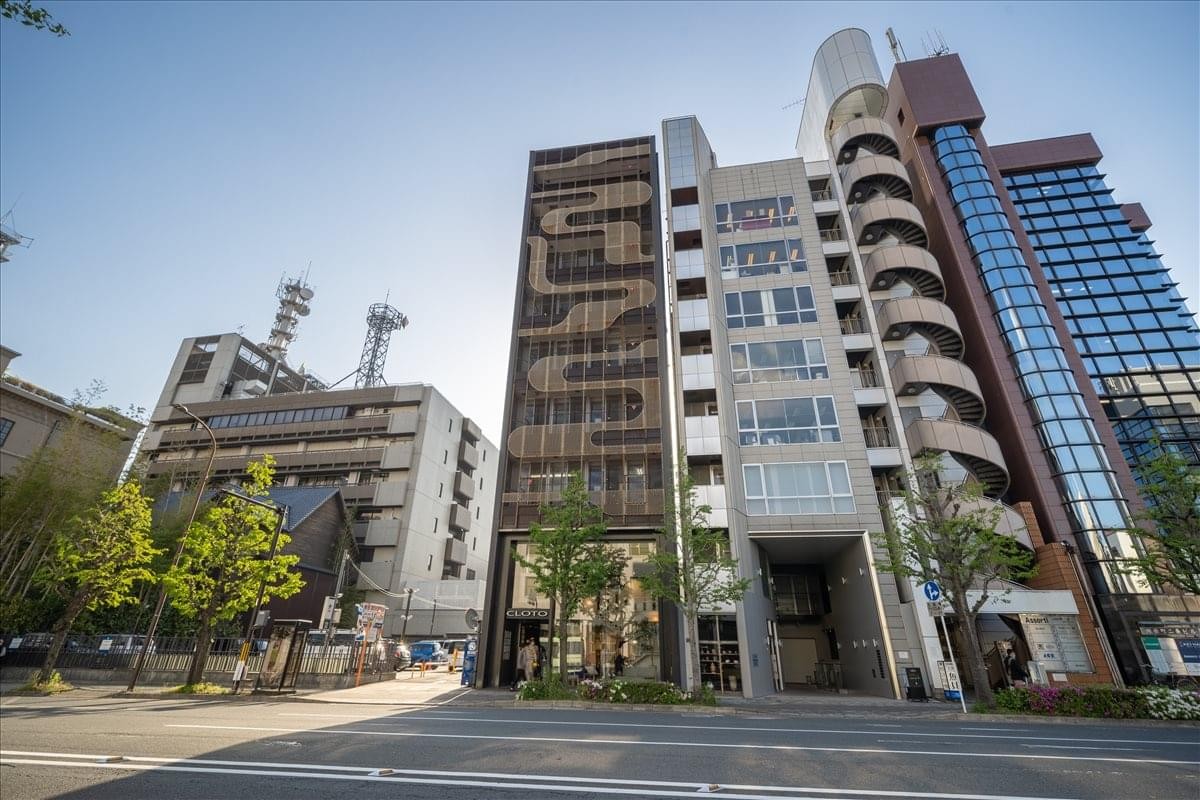 Exterior view of the multi-story professional building at 376 Ichinofuneiricho Kawaramachi-dori.