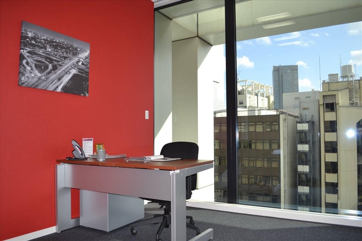 Private office at 4F Akasaka K Tower with a bright red feature wall and city views.