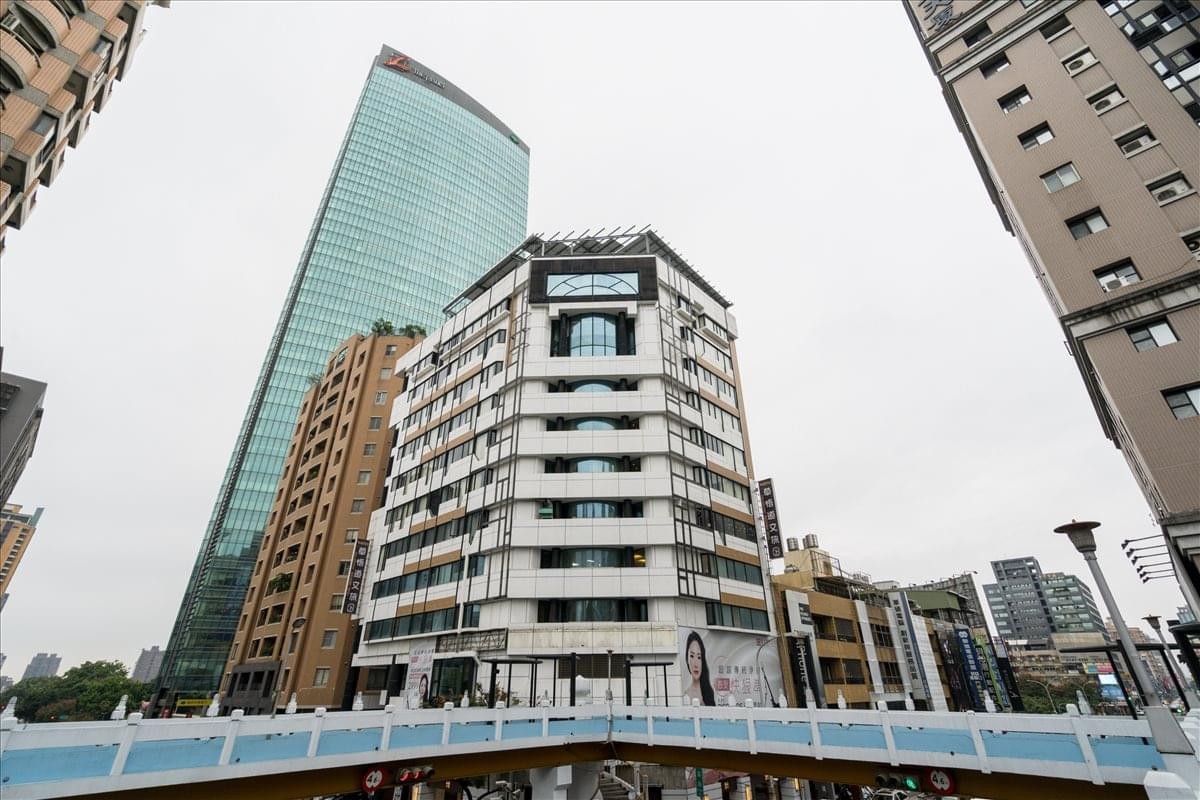 Exterior view of the white and glass building at 512 Yingcai Road, West District, Taichung, Taichung City.