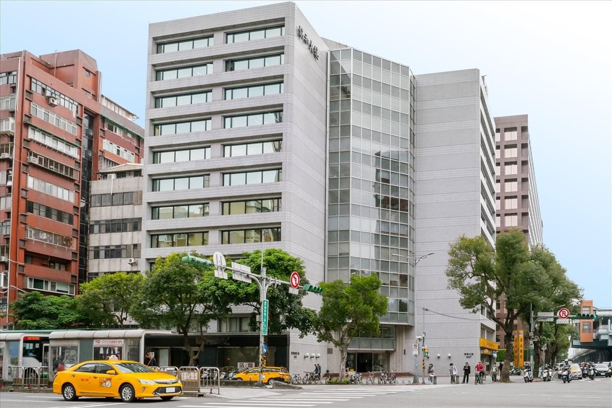 Exterior view of the modern multi-story office building at 8F, No. 367, Fuxing North Road.