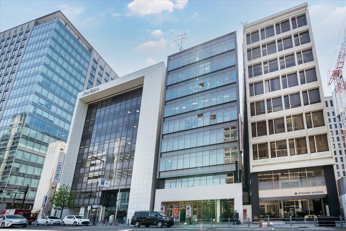 Exterior view of the Keihan Yodoyabashi Building with glass facade.