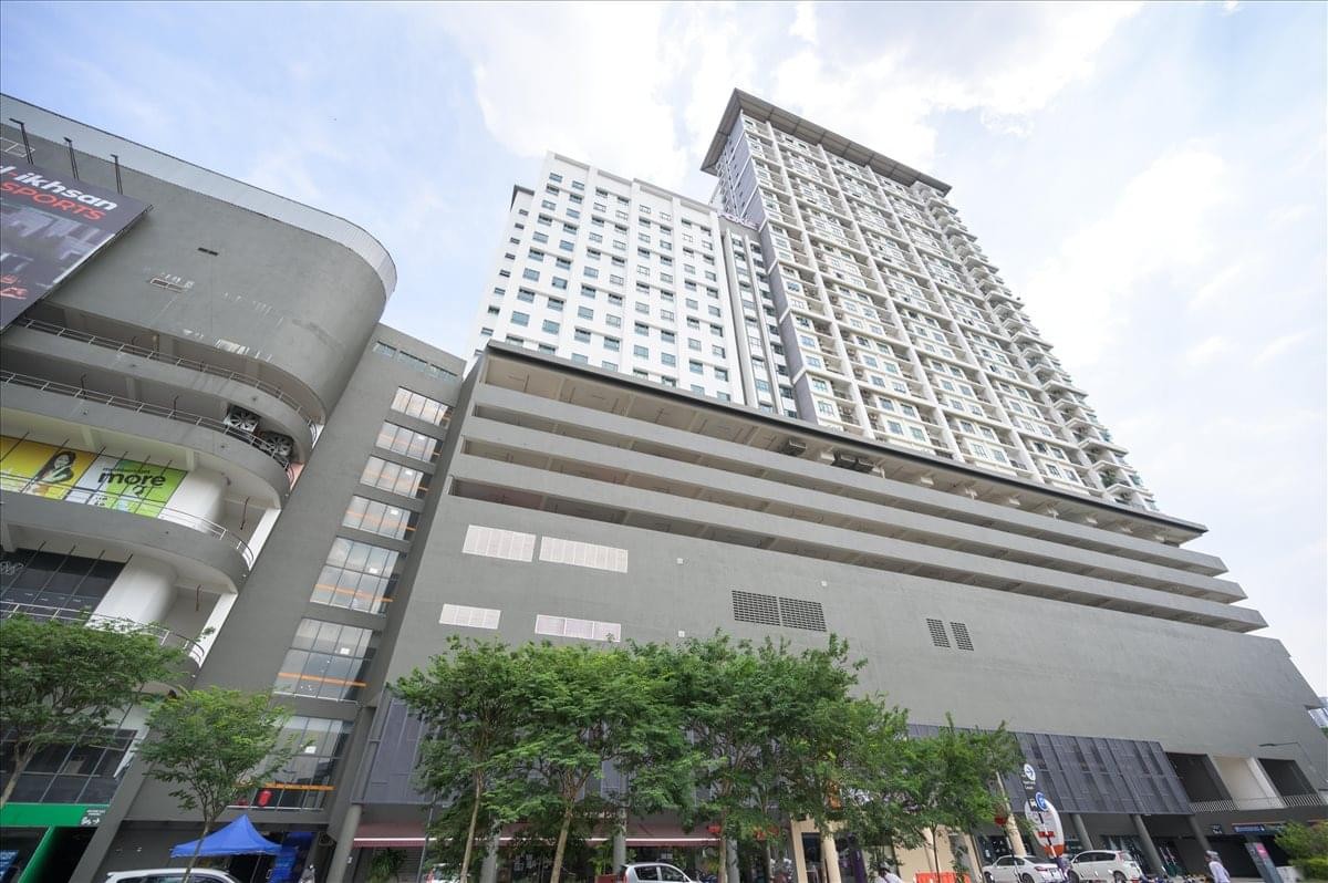 Exterior view of the multi-story DPulze Cyberjaya, Persiaran Multimedia, Selangor Darul Ehsan building facade.