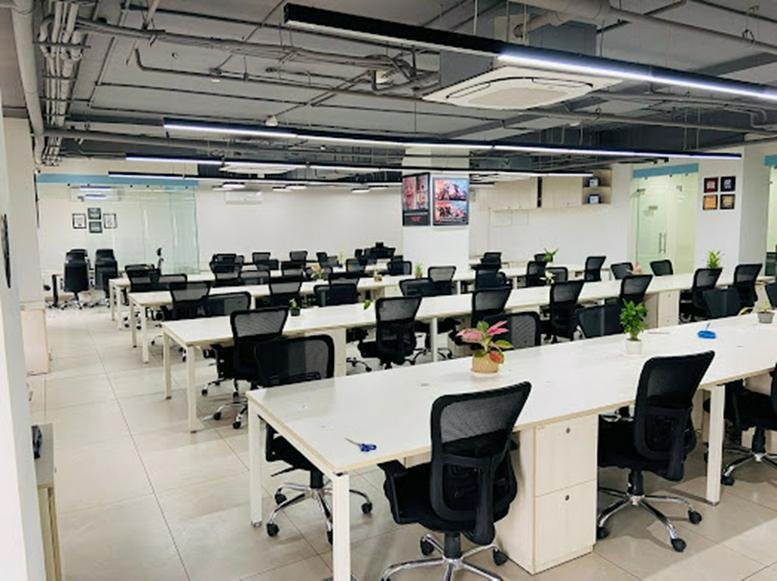 Spacious open-plan workspace at Hustle Deck, Mall of Jaipur, Gandhi Path Road, Jaipur, India.