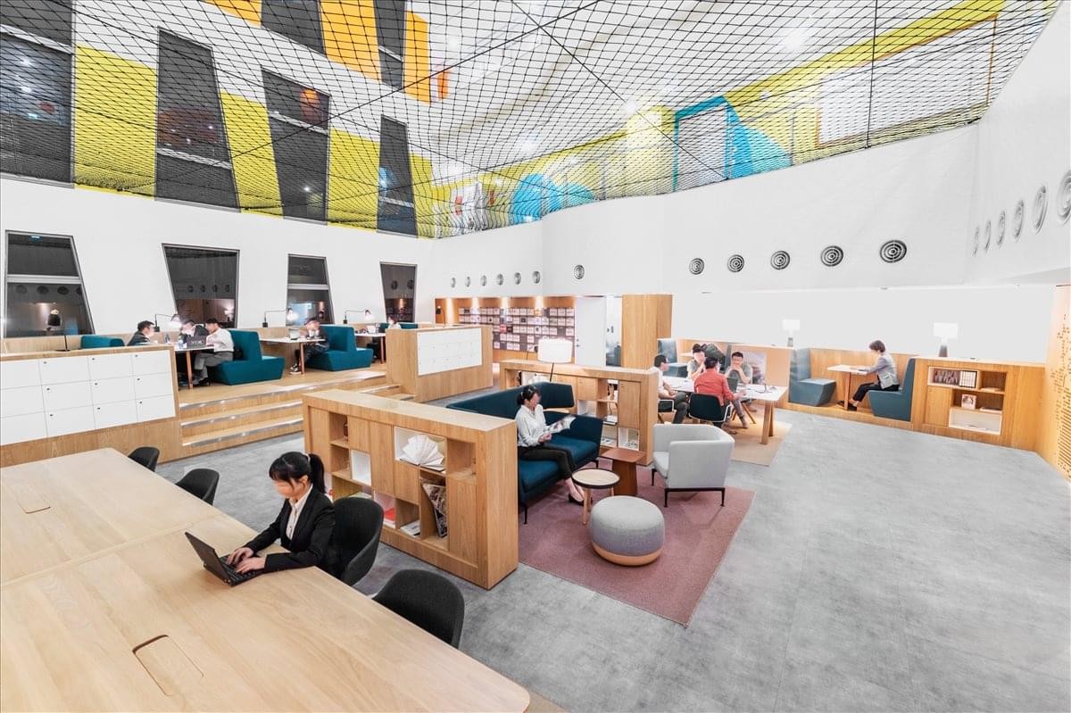 Spacious communal lounge at 6F, No. 168, Sec. 2, Fuxing 3rd Rd with high ceilings and tiered seating.