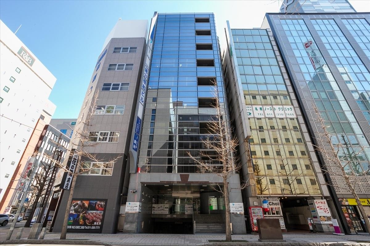 Exterior view of the modern glass-facade No. 37 Keiwa building.