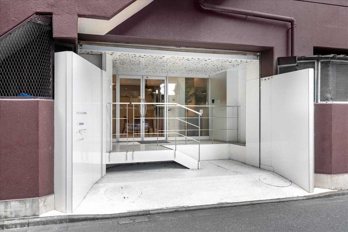 Exterior entrance of the 1F Office Vera Nihonbashi Hakozaki building featuring clean white lines.