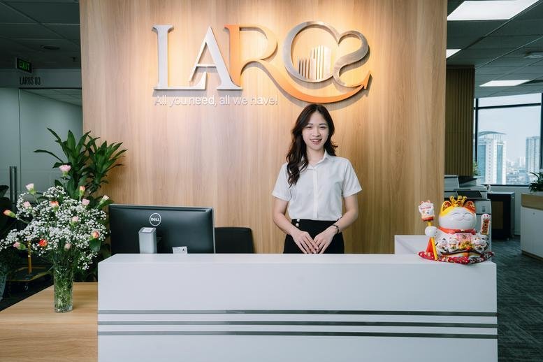 Friendly receptionist at the modern LARC branded front desk at Số 1, Phố Đào Duy Anh.