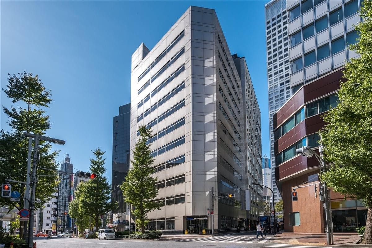 Exterior view of the multi-story Nishi-Shinjuku Takagi Building on a clear day.