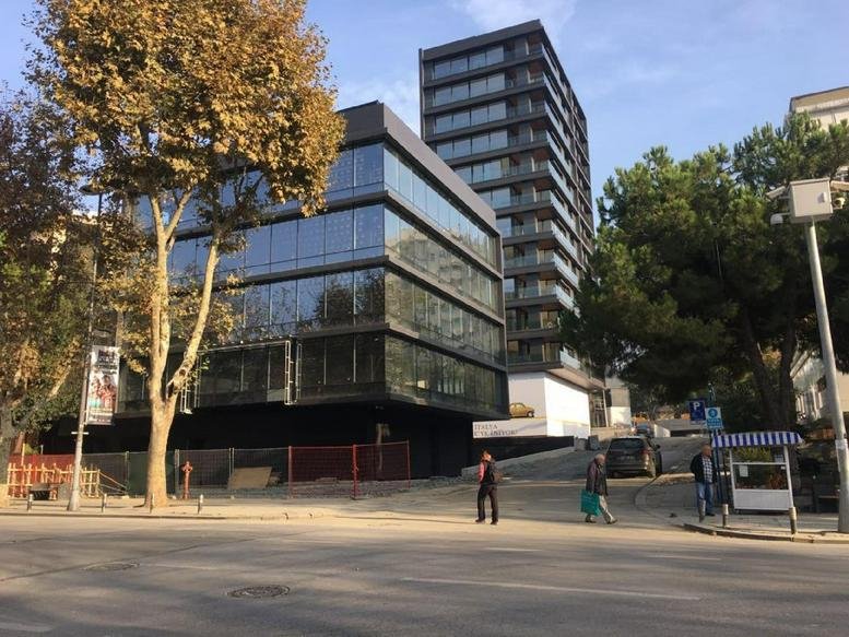 Exterior view of the modern glass-facade building at Suadiye Mahallesi, Bağdat Cd, No: 399.