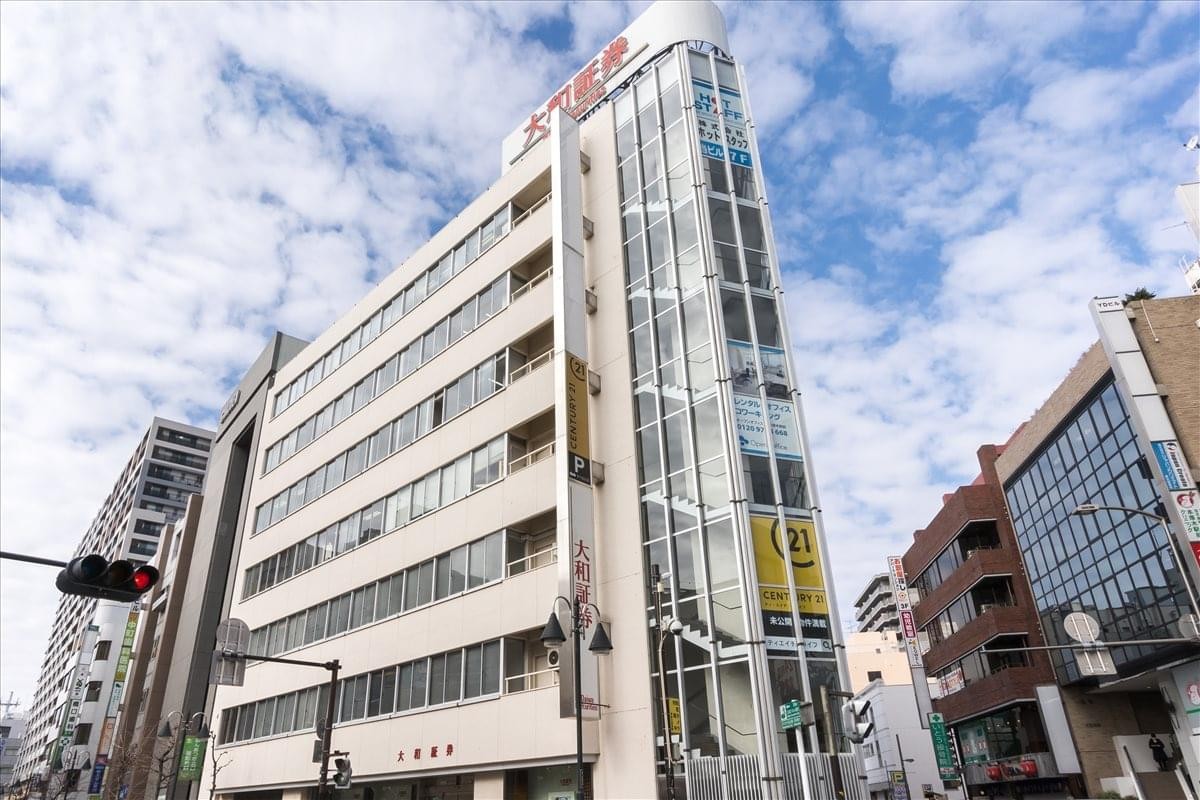 Exterior view of the Success Hon-Atsugi Building featuring a prominent glass corner facade.