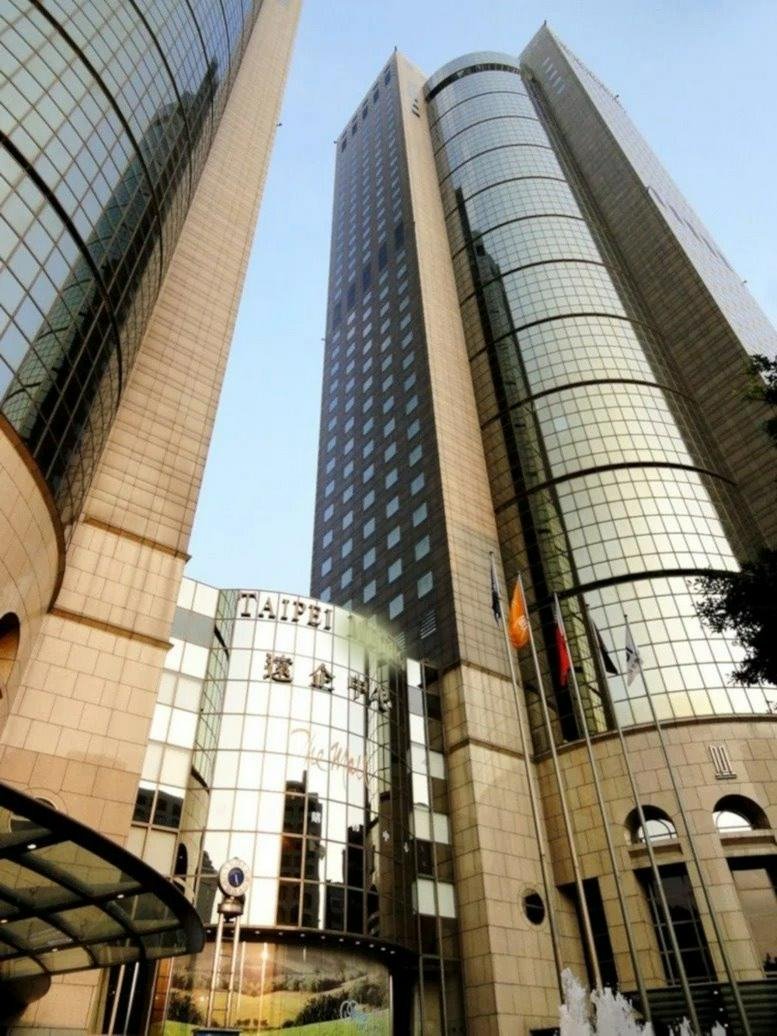 Exterior view of the towering glass-facade building at No. 207, Section 2, Tun Hwa South Road.