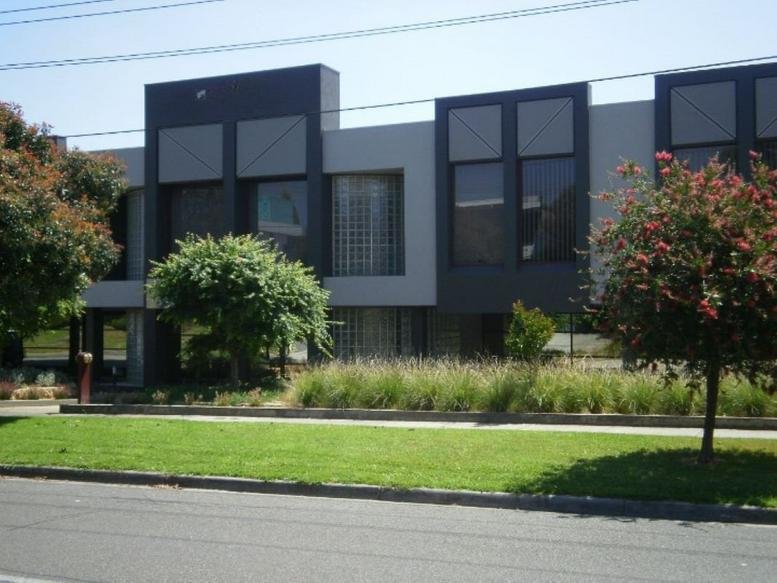 Modern low-rise exterior of Waverley Business Centre, 21-23 Aristoc Road, Glen Waverley, Melbourne.