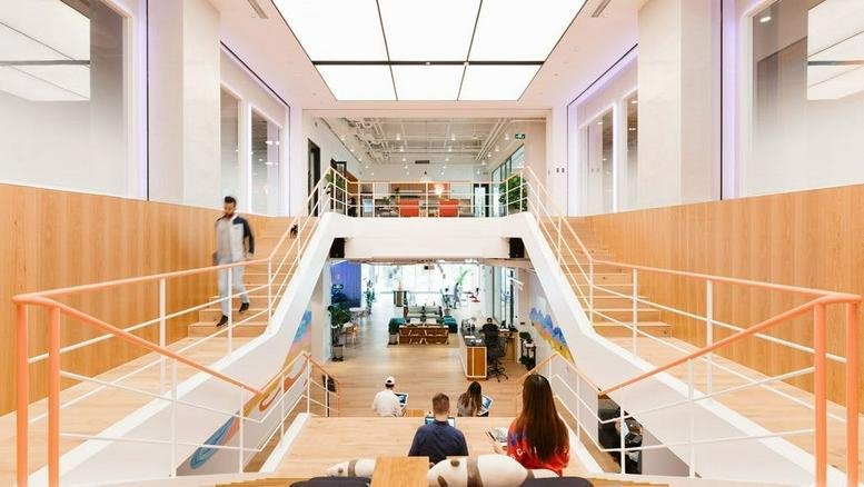 Symmetrical wide-angle view of the modern atrium and common areas at Platinum Tower, 1 Tairan 7th Road.