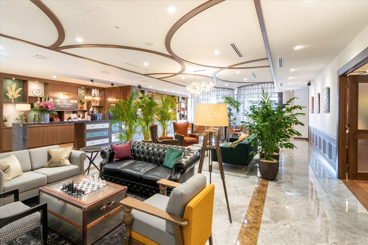 Luxurious communal lounge at Roppongi Hills Mori Tower 11F featuring diverse seating and warm lighting.