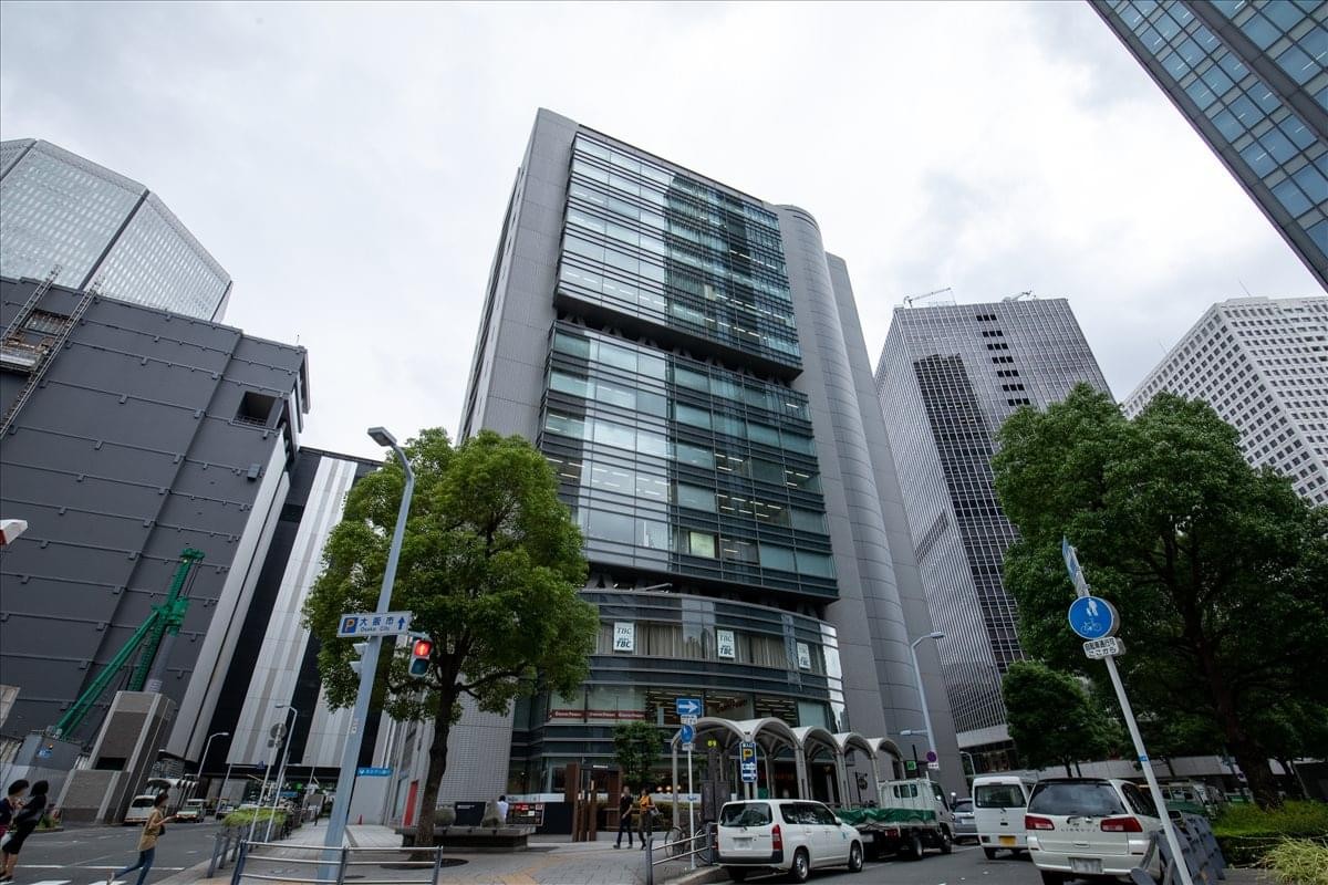 Exterior view of the glass-facade Umeda Square Bldg, Osaka-Shi.