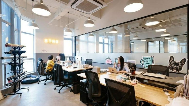 Open-plan workspace at Viseen Shenzen Business Park, 9 Gao Xin Nan Jiu Dao with desks and dog wall decal.
