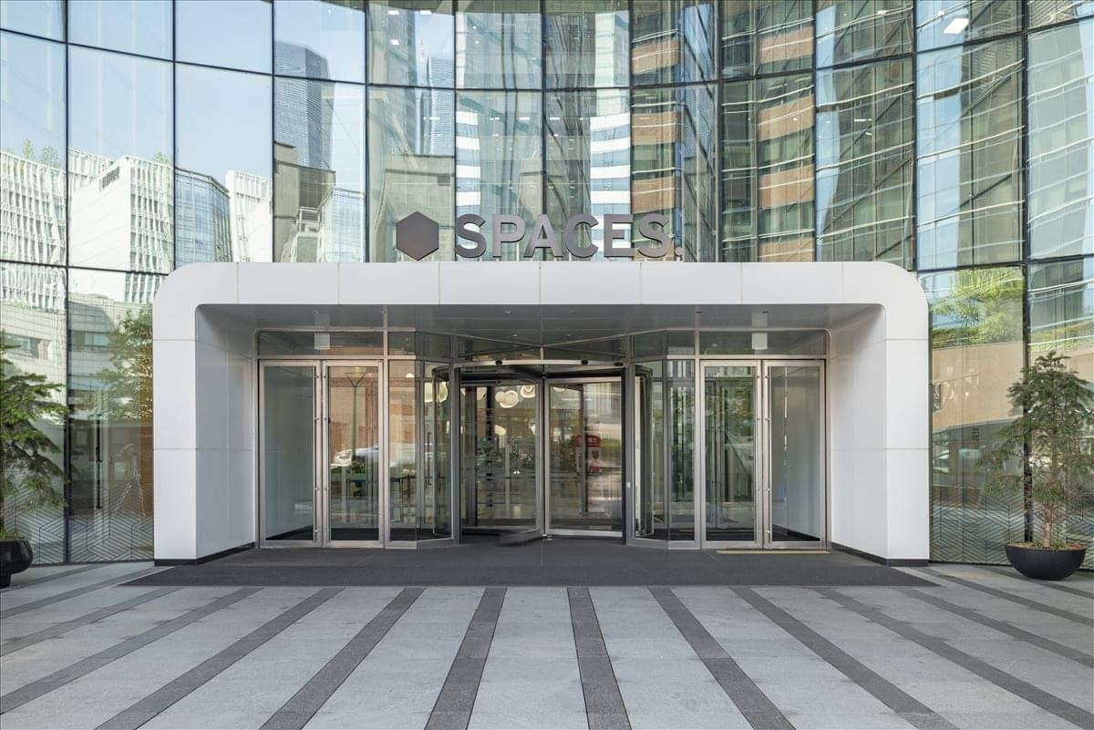 Exterior view of the glass-facade and modern entrance at Autoway Tower.