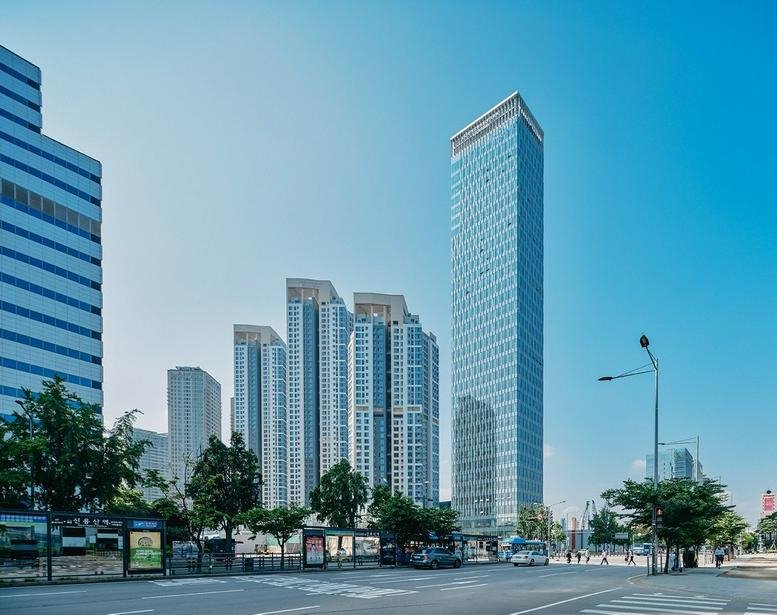 Exterior view of the modern glass-facade skyscraper at Yongsan Branch, 17 Seobinggo-ro, Seoul.
